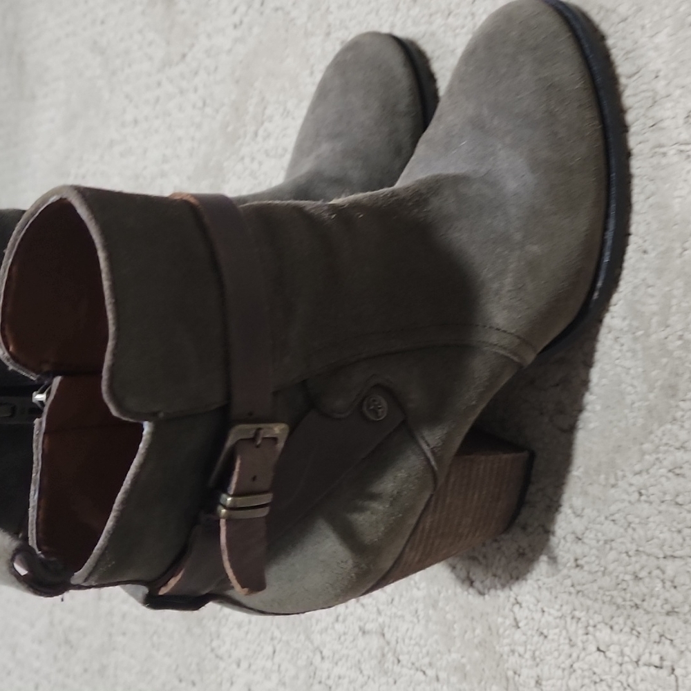 Ivanka Trump Boots - Picture 2 of 5